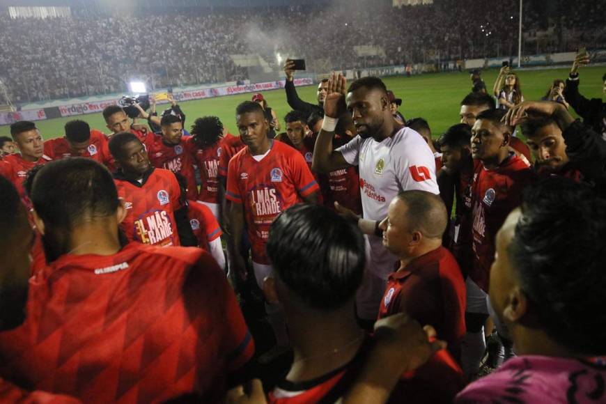 Yustin Arboleda tomó la palabra para hablar con sus compañeros después de ganar el título del Torneo Clausura 2023.