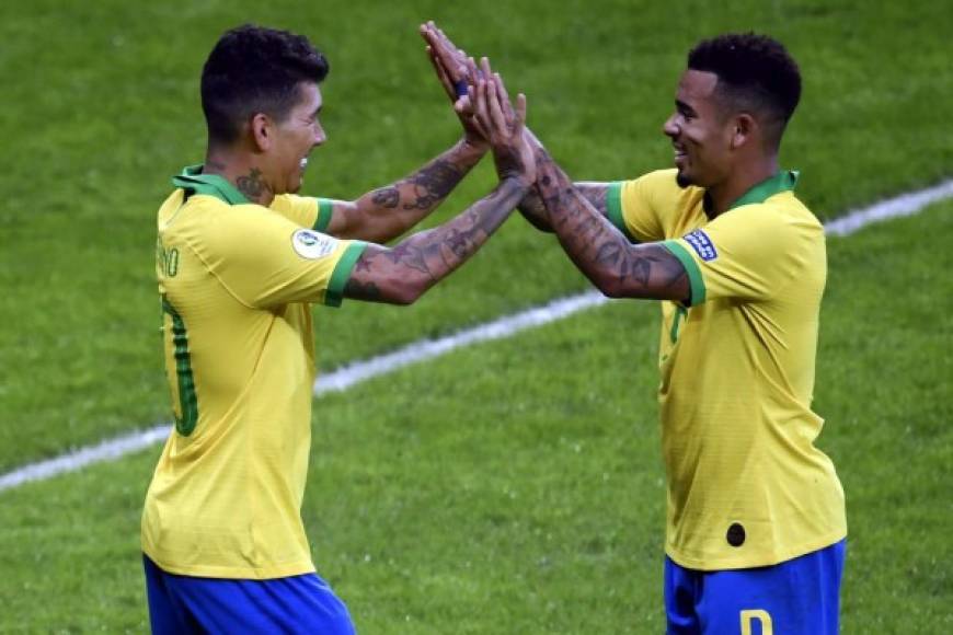 Gabriel Jesús y Roberto Firmino, los goleadores de Brasil para el triunfo sobre Argentina.