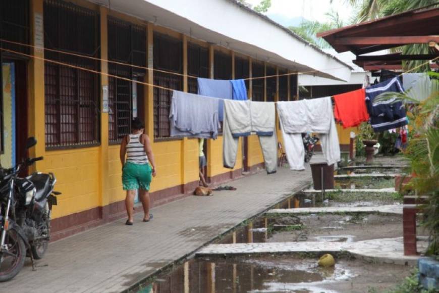 Escuelas y colegios sampedranos sirven de albergues para muchas personas que se quedaron sin hogar.