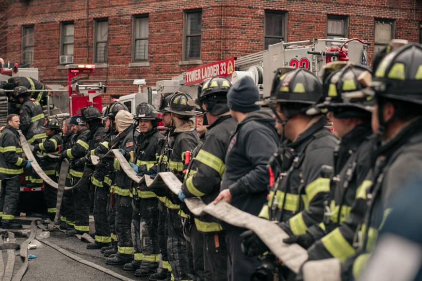 Impactantes imágenes del devastador incendio que deja al menos 19 muertos en Nueva York