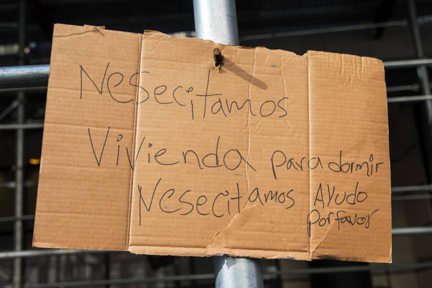 “Fuimos allá (a Brooklyn), pero nos regresamos, no es un lugar apto para vivir”, dijo Eduardo Girón, que hace dos días duerme en la acera junto al menos un centenar de hombres y aseguró que cuando llegaron a Nueva York se les dijo que no se preocuparan que “el Gobierno de EE.UU.” les daría “una vivienda digna por dos años”.