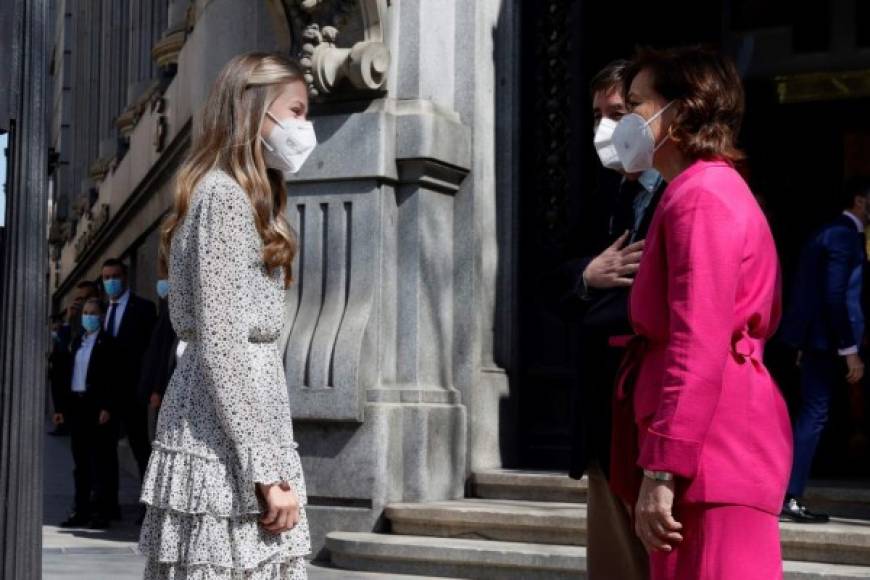 La princesa Leonor (i) saluda a la vicepresidenta primera del Gobierno, Carmen Calvo (d) y al director del Instituto Cervantes, Luis García Montero (c) a su llegada a la sede del Instituto Cervantes en Madrid.