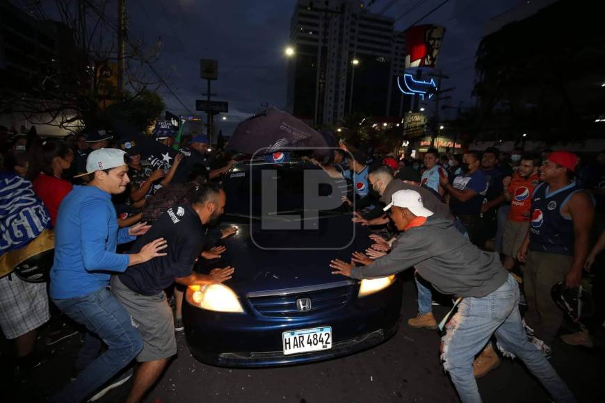 En las calles de la capital de Honduras se vivió una espectacular fiesta ya que los seguidores del Motagua celebraron a lo grande el título.