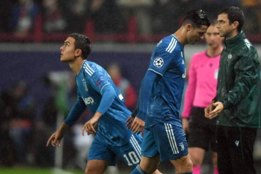 Dybala corre para entrar al campo y Cristiano Ronaldo se va cabizbajo y muy molesto.