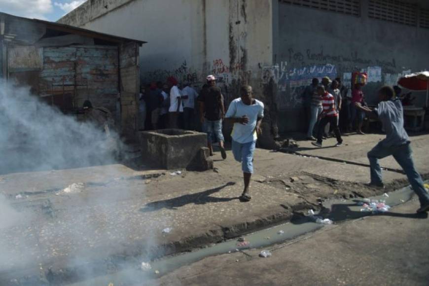 La Policía dispersó con gases lacrimógenos varias protestas aisladas en Puerto Príncipe.