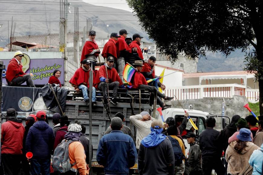 Miles de indígenas llegaron el lunes a la capital del país a reclamar una reducción en los precios del combustible.