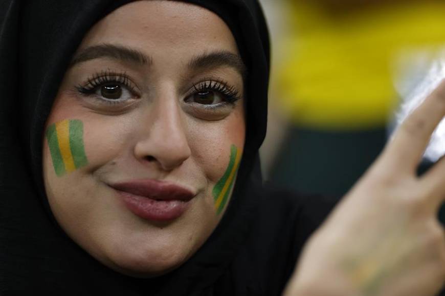 Una bella aficionada apoyando a su Selección.