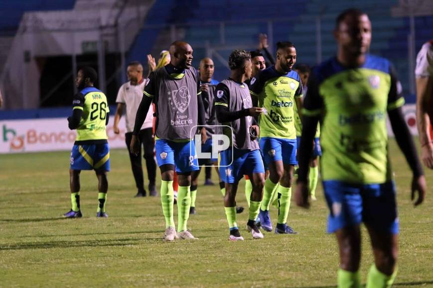 Los jugadores del Olancho FC celebraron el triunfo en el campo del estadio Nacional Chelato Uclés.