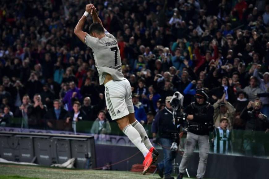 Cristiano Ronaldo saltó muy alto para hacer su celebración.