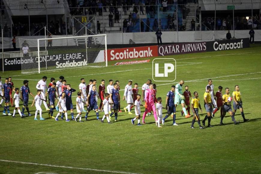 La salida de los equipos titulares de Olimpia y Motagua a la cancha del Nacional Chelato Uclés.