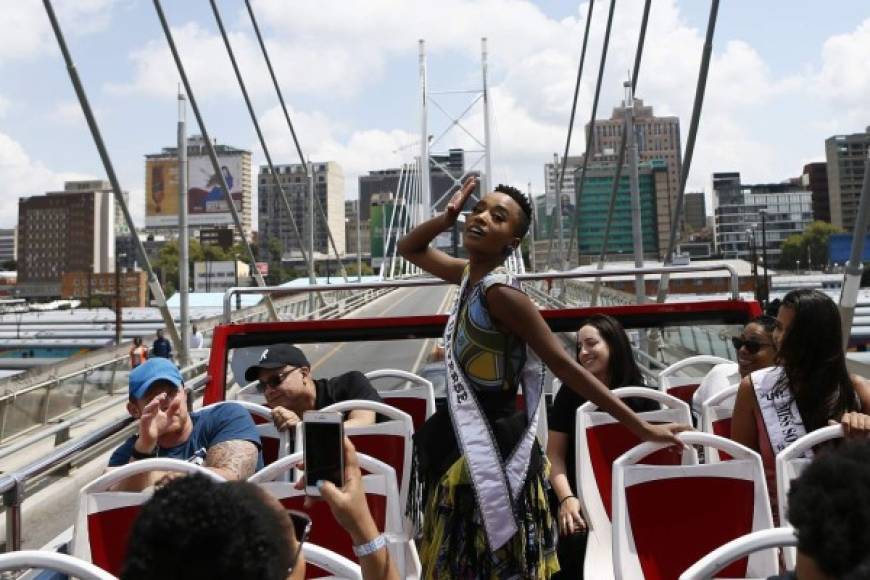 Zozibini Tunzi, Miss Universo, fue aclamada por centenares de jóvenes admiradoras a su regreso a Sudáfrica.