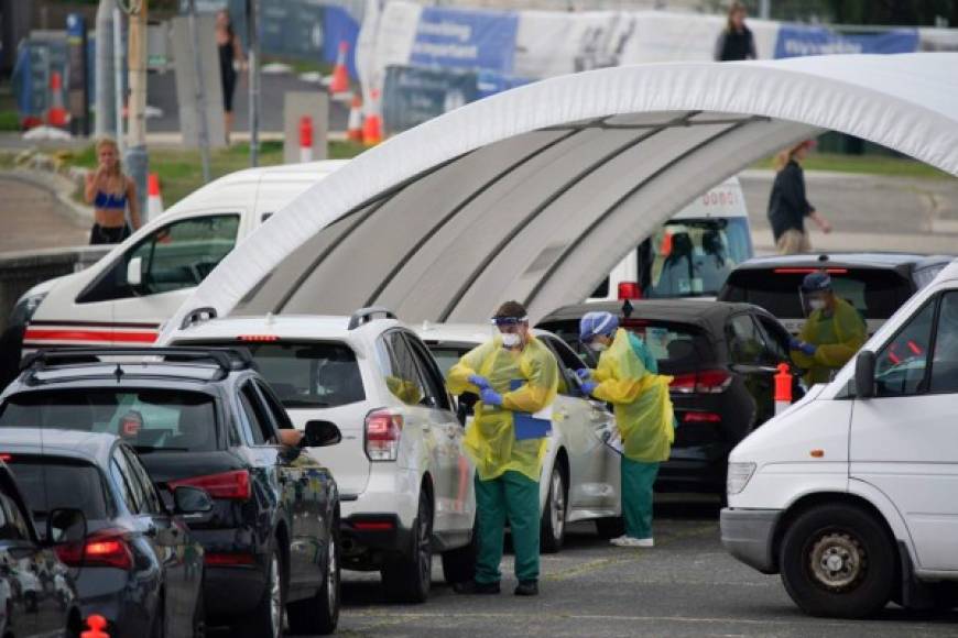 Nueva Zelanda, con menos de 5 millones de habitantes, tiene unos 1,300 casos confirmados y 9 muertes por la pandemia, una tasa de mortalidad de menos del 1%. Arden ordenó el confinamiento total y el cierre de fronteras desde inicios de marzo para 'eliminar' la enfermedad, en lugar de la 'mitigación' que se aplica en muchas otros países.