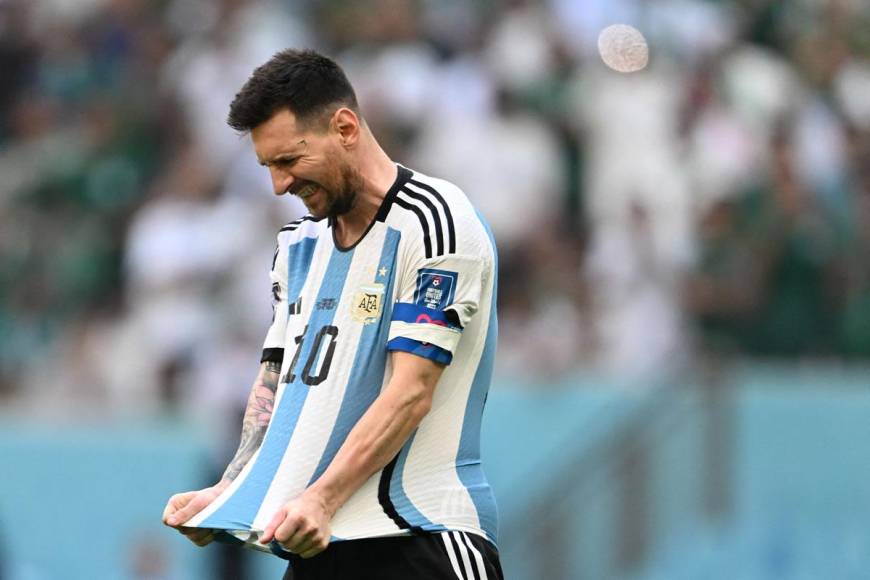 La rabia de Messi tras lanzar un tiro libre arriba del arco de Arabia Saudita.