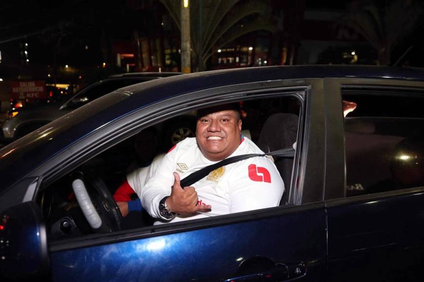 Así fue la celebración de los aficionados del Olimpia tras ganar la Copa 35 en la historia de la Liga Nacional.