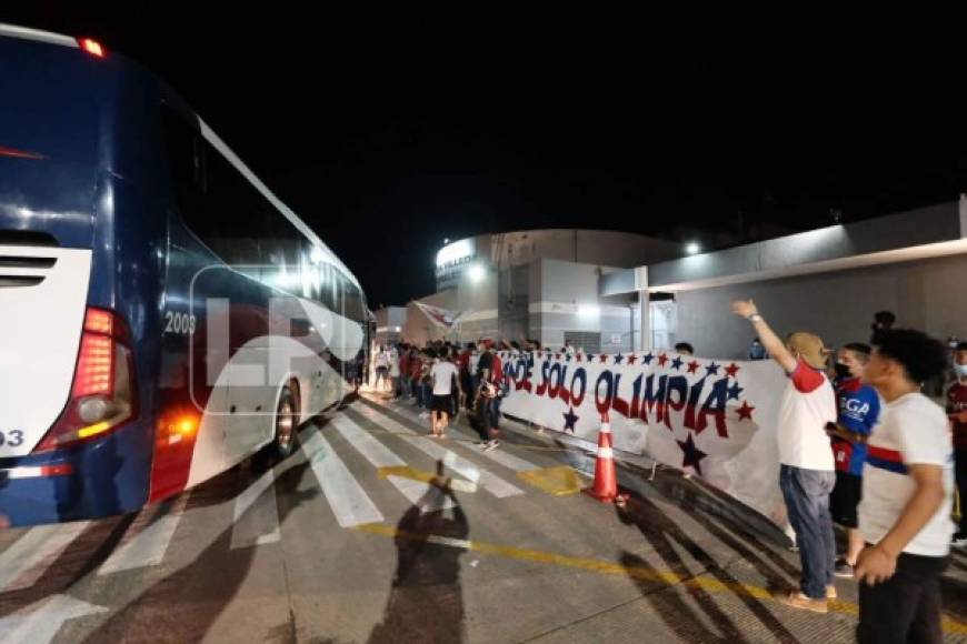 Los aficionados apoyaron al equipo con mantas y pancartas.