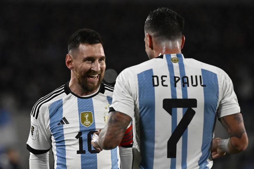Messi celebrando con Rodrigo de Paul. El 7 siempre anda muy cerca del capitán.