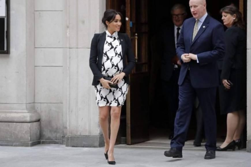 La duquesa de Sussex fue recibida a su llegada por Lord Geidt, el ex secretario privado de la reina y actual presidente del Trust de la Commonwealth de la Reina. <br/><br/>