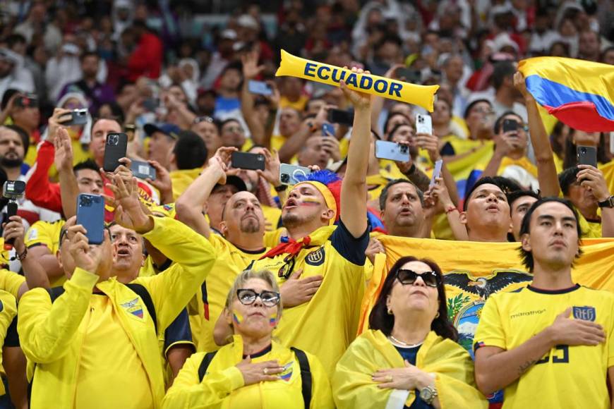 Los ecuatorianos entonando el himno nacional de Ecuador antes del inicio del partido contra Qatar.