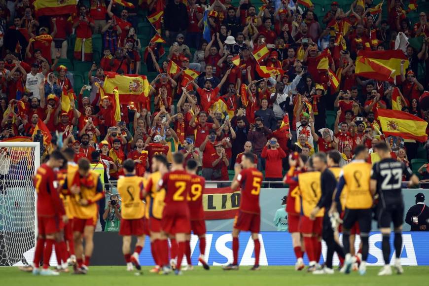Los jugadores de España celebraron con los aficionados españoles la victoria sobre Costa Rica.
