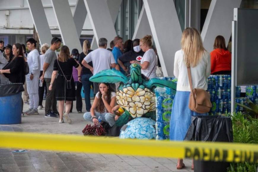 Angustia y temor entre familiares de desaparecidos en colapso de edificio en Miami