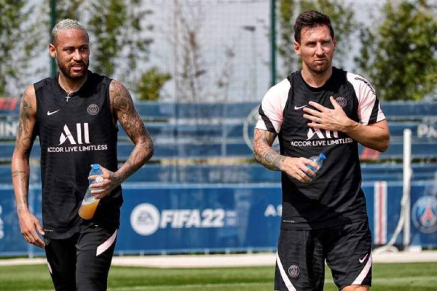 Ya en su primer entrenamiento estuvo junto a su gran e íntimo amigo Neymar. Jugaron juntos en el Barcelona y ahora lo harán en el PSG.