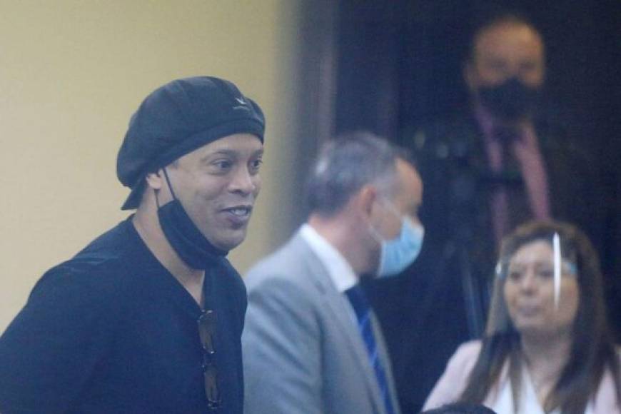 Ronaldinho pagó un millón de reales (unos 190 mil dólares) para recuperar su vida. Fue así como el 24 de agosto de 2020, junto a su hermano Roberto de Assis Moreira, Dinho fue beneficiado con la suspensión condicional del procedimiento en la causa por el uso de documentos públicos de contenido falso.