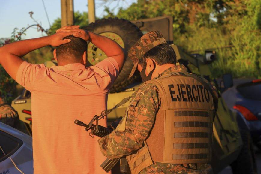 Desde la madrugada del sábado, 8.500 soldados y 1.500 policías, establecieron un cerco para buscar detener a presuntos pandilleros en el populoso municipio de Soyapango, vecino a la capital San <b>Salvador</b>, en el marco de la guerra que el gobierno mantiene desde marzo en contra de esas agrupaciones criminales.