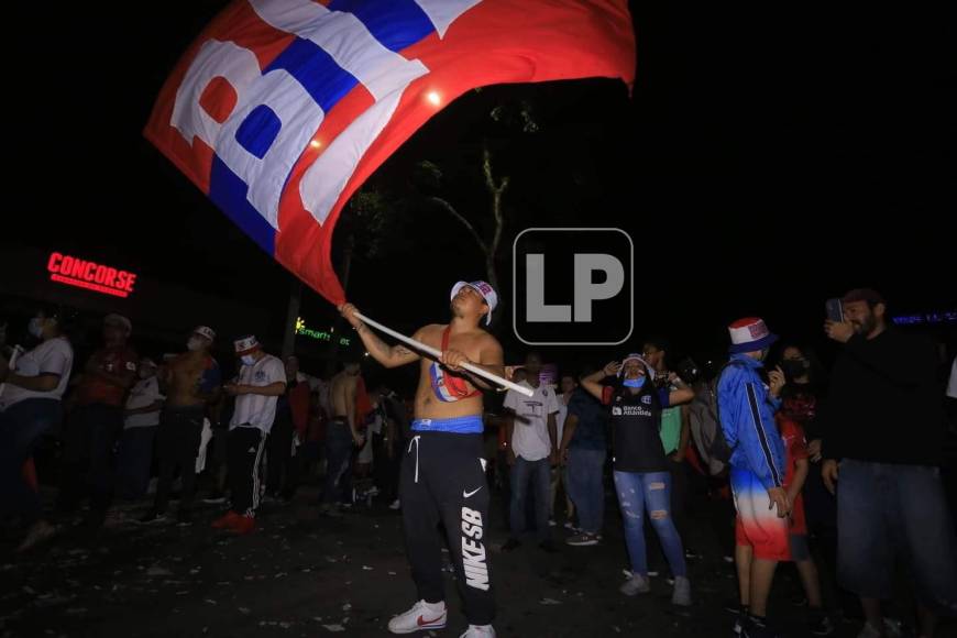 La afición del Olimpia celebró hasta la madrugada de 24 de diciembre en San Pedro Sula el tetracampeonato logrado por el equipo de Pedro Troglio tras ganar la Gran Final del Torneo Apertura 2021 al Real España.