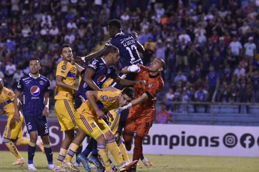 El portero argentino Nahuel Guzmán sale a despejar un balón ante la presencia de Eddie Hernández y Wesly Decas.