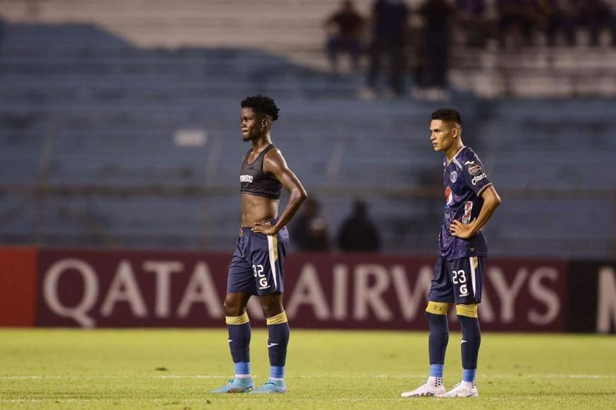 Jonathan Núñez y Juan Ángel Delgado, tristes por la derrota de Motagua contra Tigres.