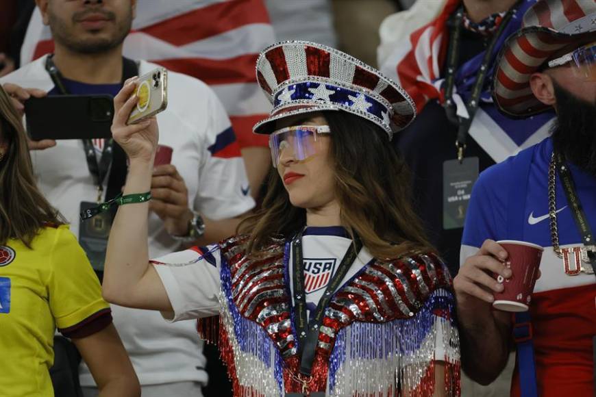 Aficionada estadounidense durante el encuentro entre Estados Unidos y Gales.