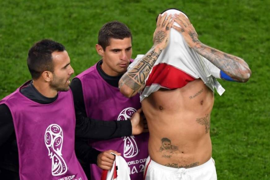 Paolo Guerrero fue consolado también por sus compañeros. Foto AFP