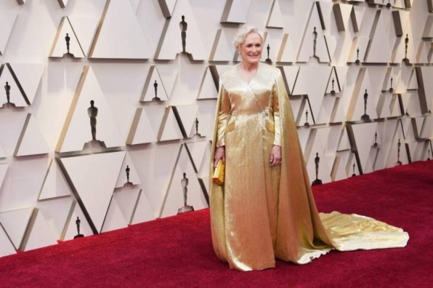 Glenn Close, nominada a mejor actriz por su papel en The Wife, optó por un deslumbrante vestido dorado de Carolina Herrera.