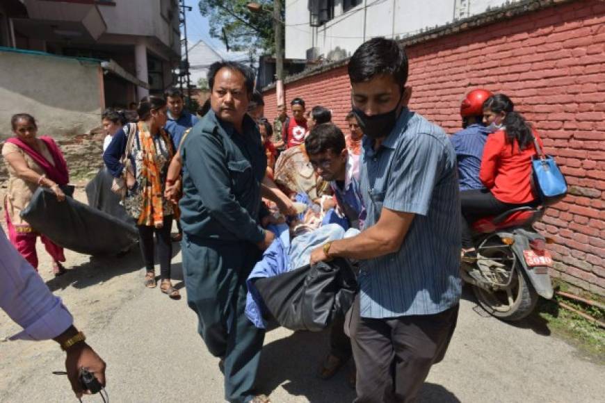 El sismo golpeó nuevamente la zona más afectada por el terremoto del pasado 25 de abril, de magnitud 7,9. Unas 37 personas murieron en Nepal, según el Ministerio del Interior, y un millar resultaron heridas.