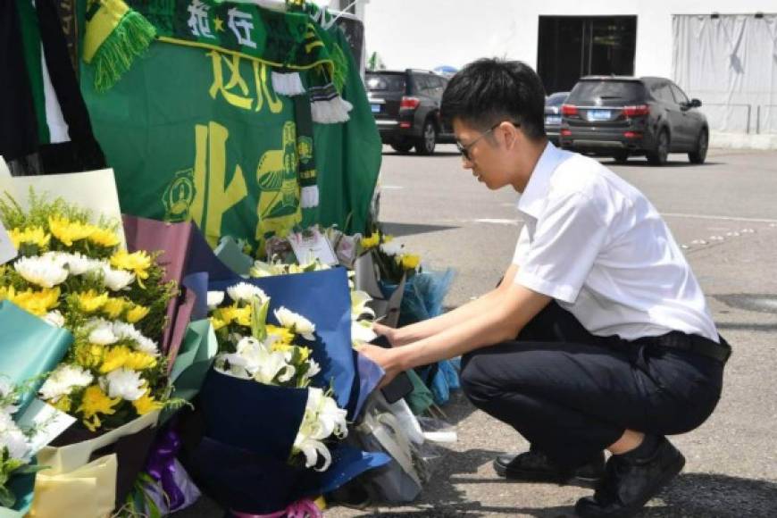 Uno de los aficionados que llevó arreglos florales para rendirle homenaje a Walter Martínez.