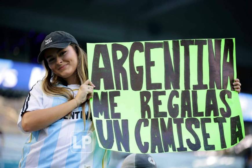 ¡Qué bellezas! Las chicas que cautivan en el partido Argentina-Honduras en Miami