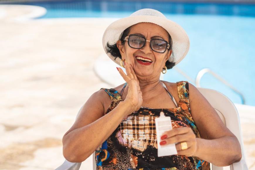 2. Aplicación de bloqueadores solares. Por la sensibilidad de los ancianos, el daño puede ser más directo ante la exposición al sol, por lo tanto el uso de bloqueadores ayuda a evitar lesiones mayores en la piel, como manchas, que luego se pueden convertir en cáncer.