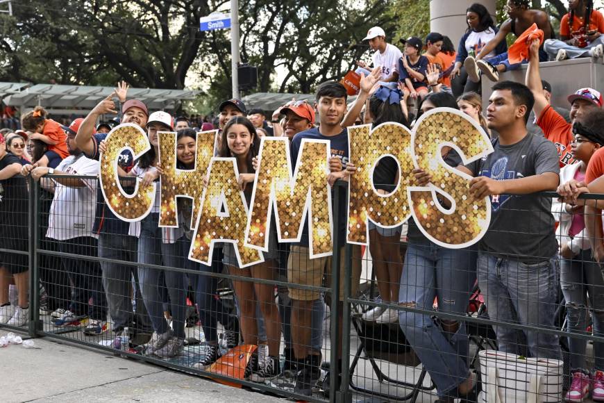 Desde primeras horas de este lunes, los seguidores de los Astros se situaron alrededor de las avenidas donde desfilaron los nuevos campeones de la Serie Mundial en Houston.