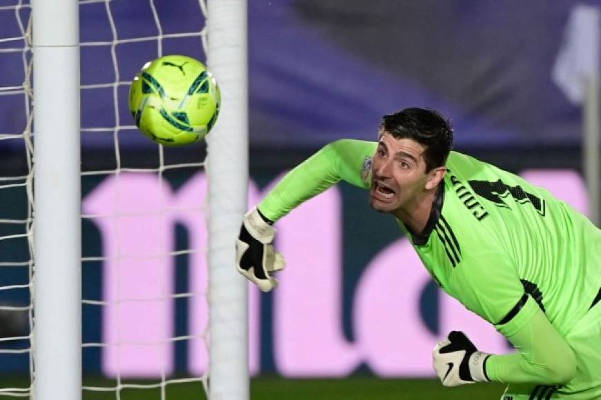 Cuando estaba por terminar el primer tiempo, Messi casi marca un golazo olímpico, el balón pegó en el poste y esta fue la cara que se le quedó a Thibaut Courtois.