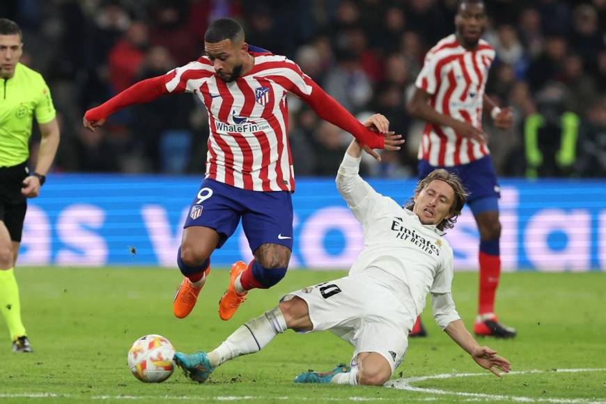 Luka Modric le roba el balón a Memphis Depay.