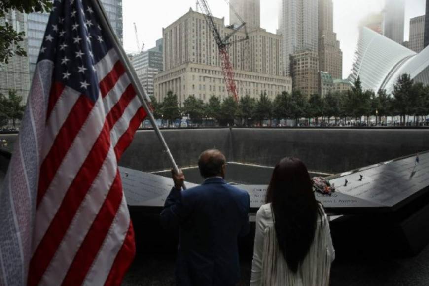 Con el lema de 'prohibido olvidar', las autoridades neoyorquinas lideraron una emotiva ceremonia en la que familiares de los fallecidos leyeron los nombres de las casi 3.000 personas que perdieron la vida en los ataques de aquel fatídico día.
