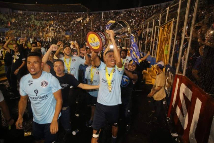 Los bicampeones del Motagua dieron la vuelta olímpica y celebraron con aficionados.