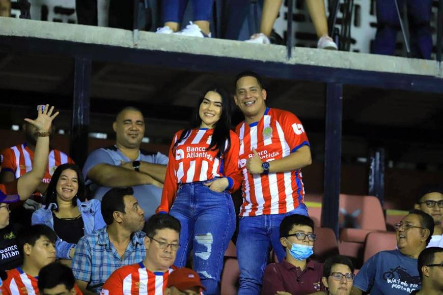 Aficionados del Olimpia han llegado en gran número al estadio Ceibeño para apoyar a su equipo ante el Motagua.