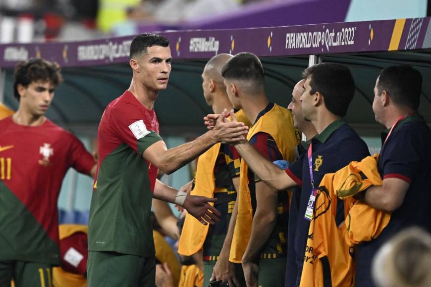 Cristiano Ronaldo saludó a sus compañeros en el banco de suplentes tras salir de cambio.