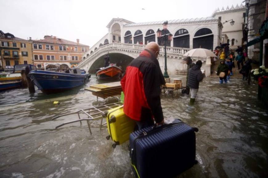 El servicio de transporte público de Venecia está suspendido debido a la altura de marea de más de 140 cm, recuerda la ciudad a través de Twitter, así como por cuarto día consecutivo se mantienen cerrados los centros educativos.