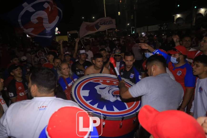 La afición del Olimpia celebró hasta la madrugada de 24 de diciembre en San Pedro Sula el tetracampeonato logrado por el equipo de Pedro Troglio tras ganar la Gran Final del Torneo Apertura 2021 al Real España.