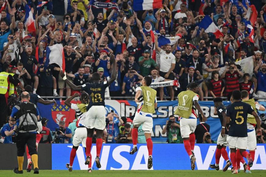 Los jugadores franceses festejando con sus aficionados tras vencer a Dinamarca para clasificar a octavos de final del Mundial.