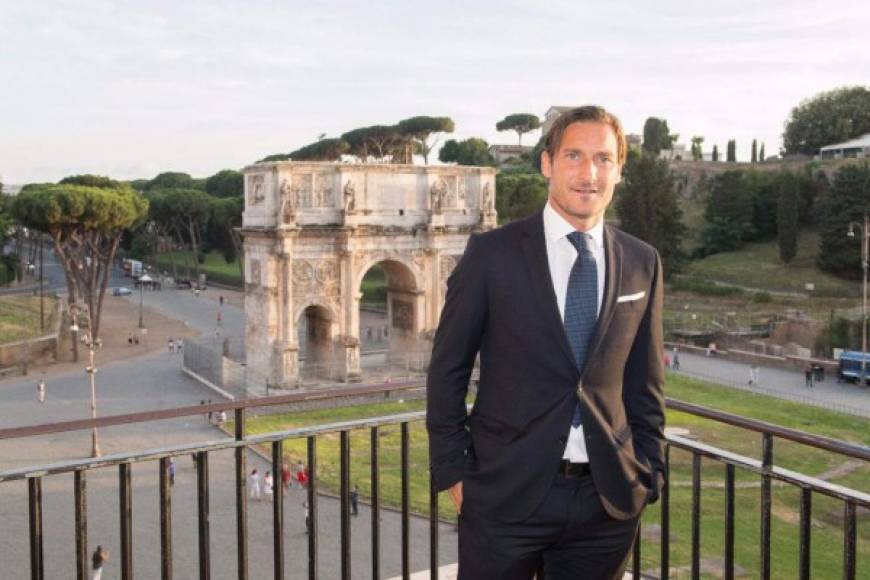 Tras años después de su retirada, Francesco Totti podría pasar a ocupar un cargo de entidad en la Roma. Según 'La Gazzetta dello Sport', 'Il Capitano' será nombrado nuevo director deportivo del club romano para la próxima temporada.