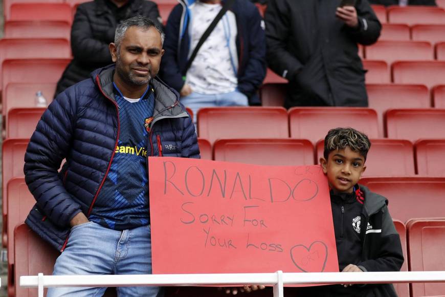 Estos aficionados del Manchester United asistieron al Emirates Stadium con una emotiva pancarta para Cristiano Ronaldo.