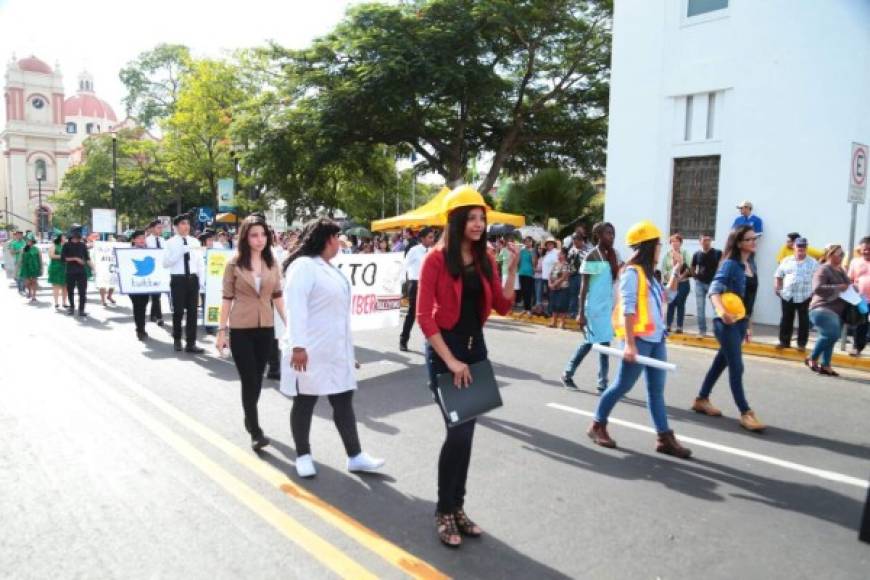Estudiantes de diferentes colegios de San Pedro Sula participan en los desfiles del 195 aniversario de Independencia Patria.